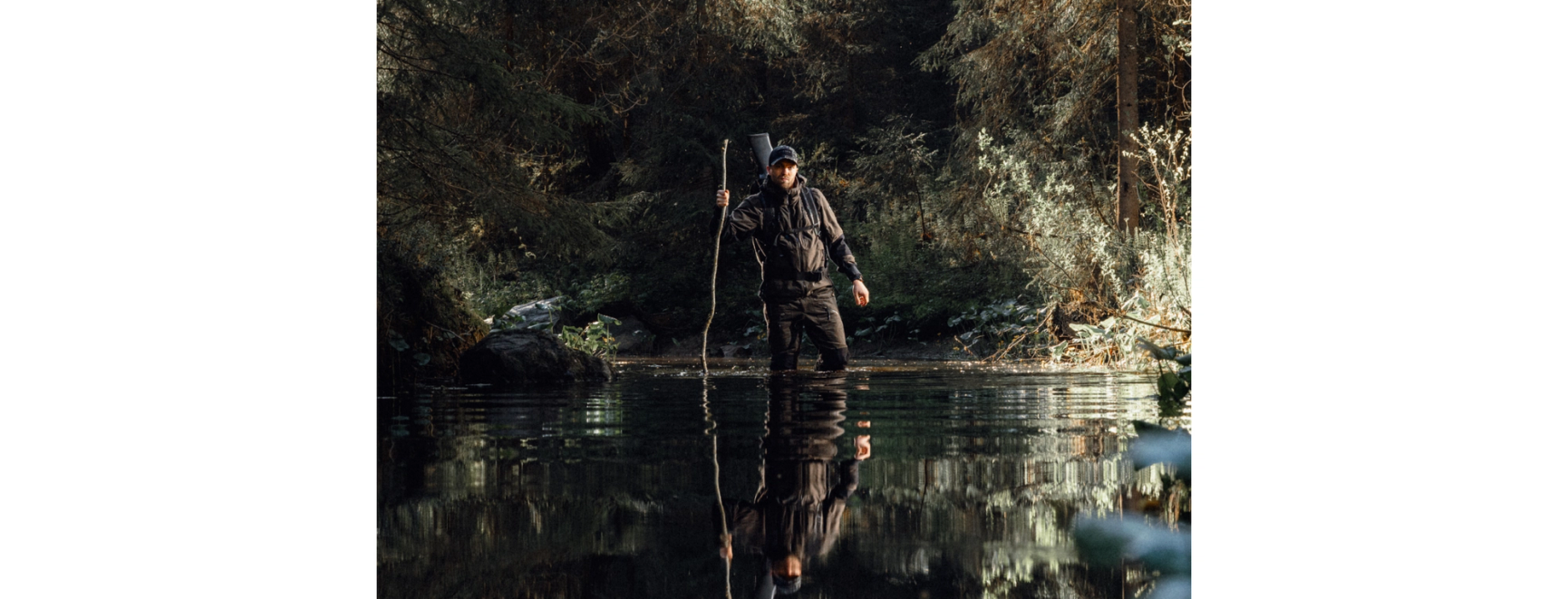 jägare som vadar över ett vattendrag