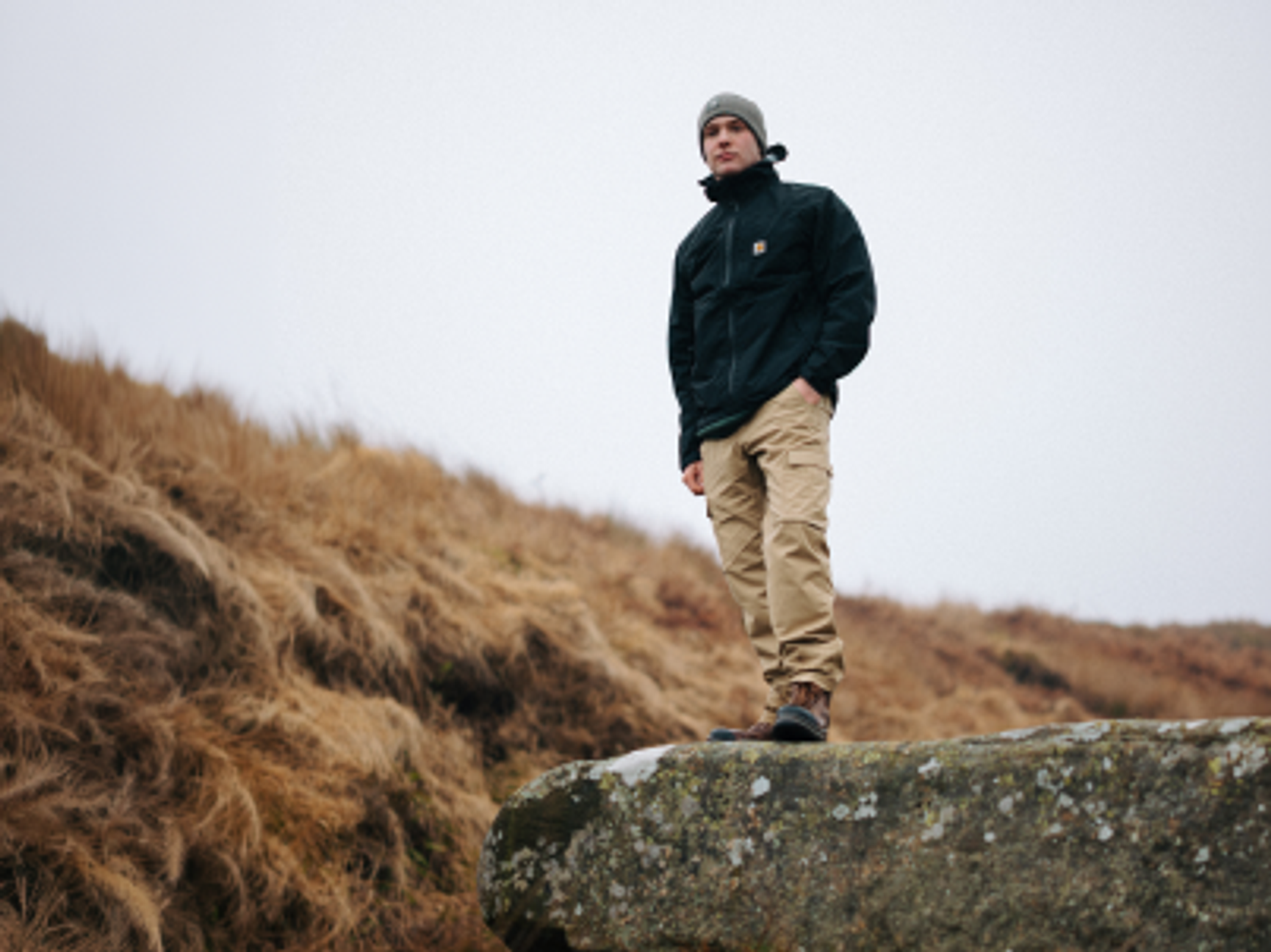 man med friluftskläder i naturen