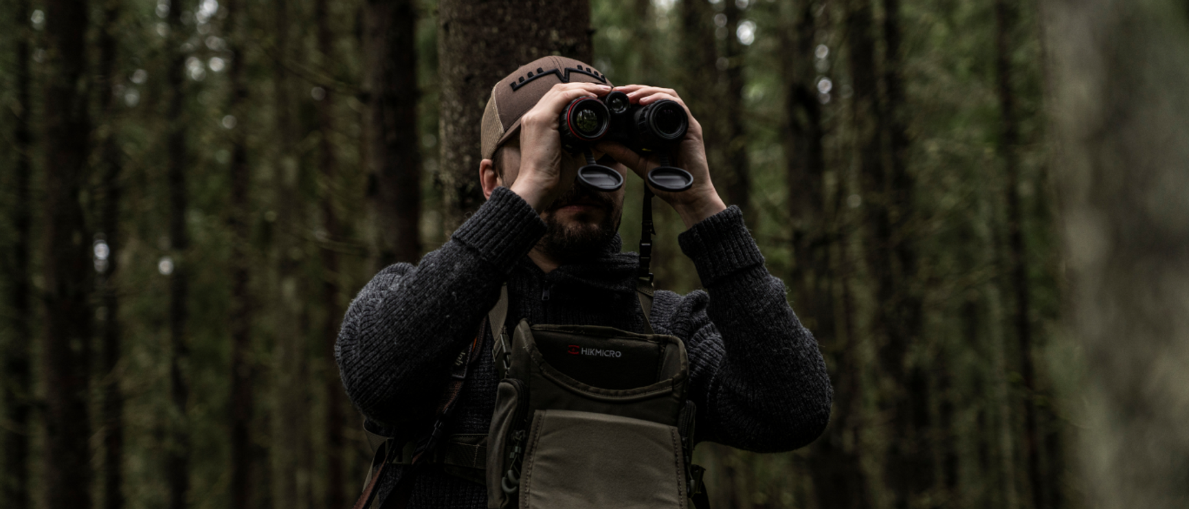 jägare som tittar genom kikare