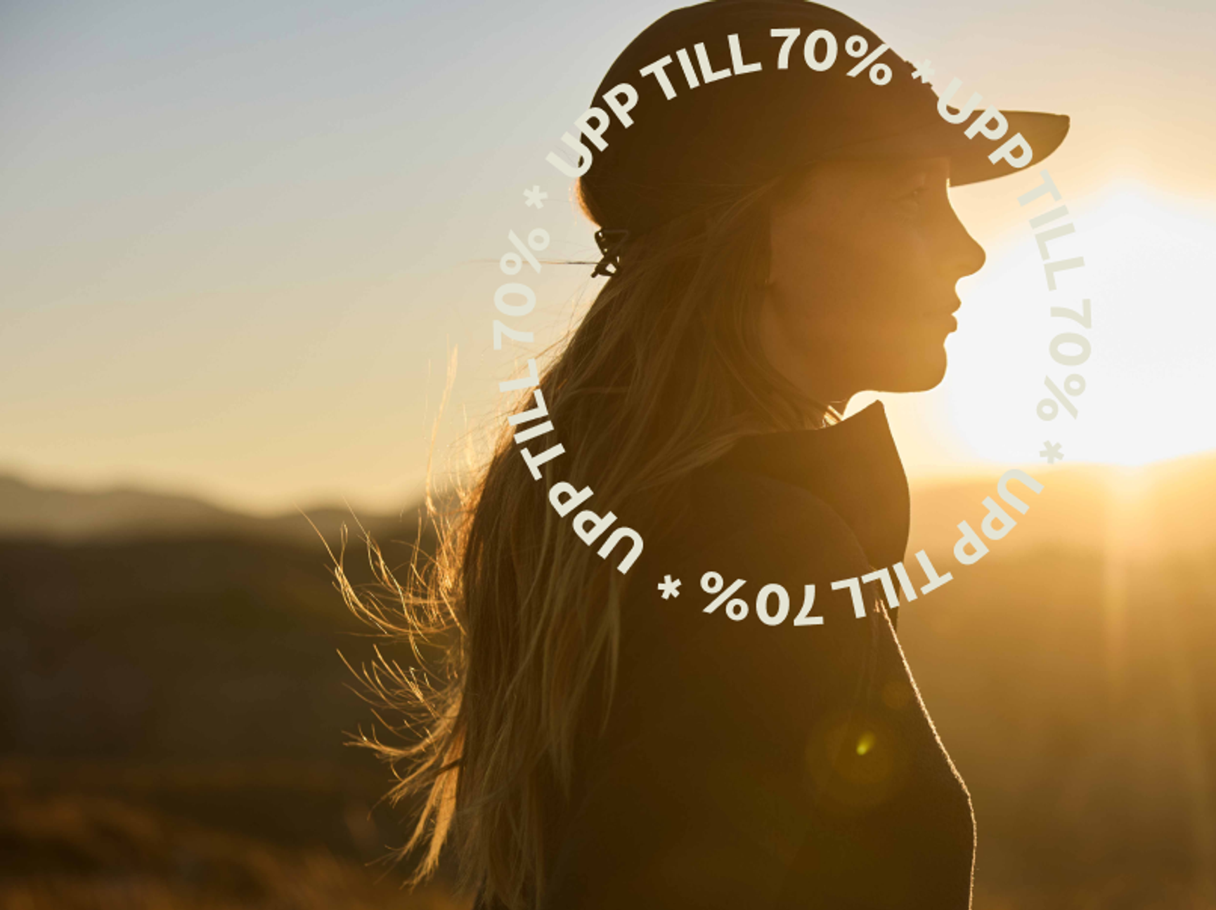 kvinna som vandrar i solnedgången