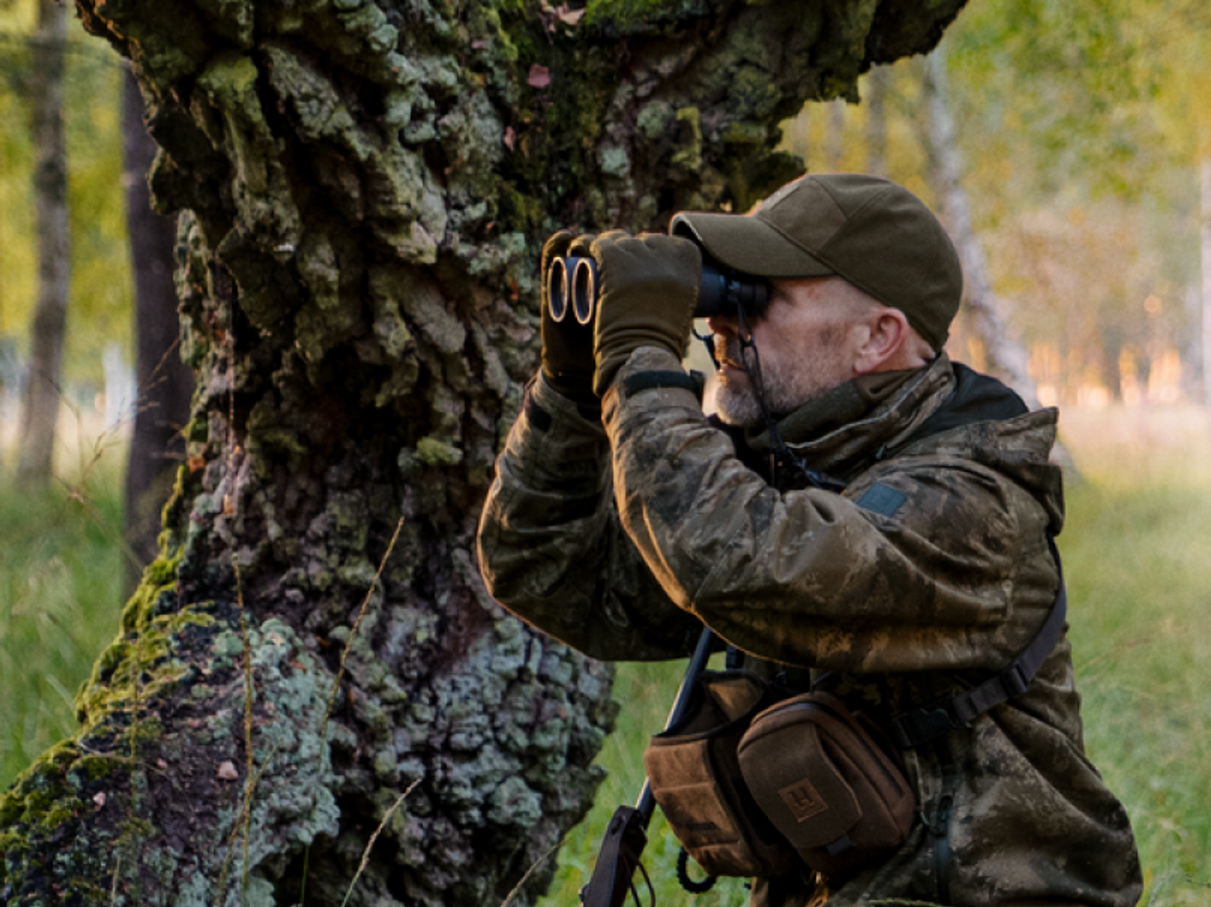 jägare som tittar genom kikare