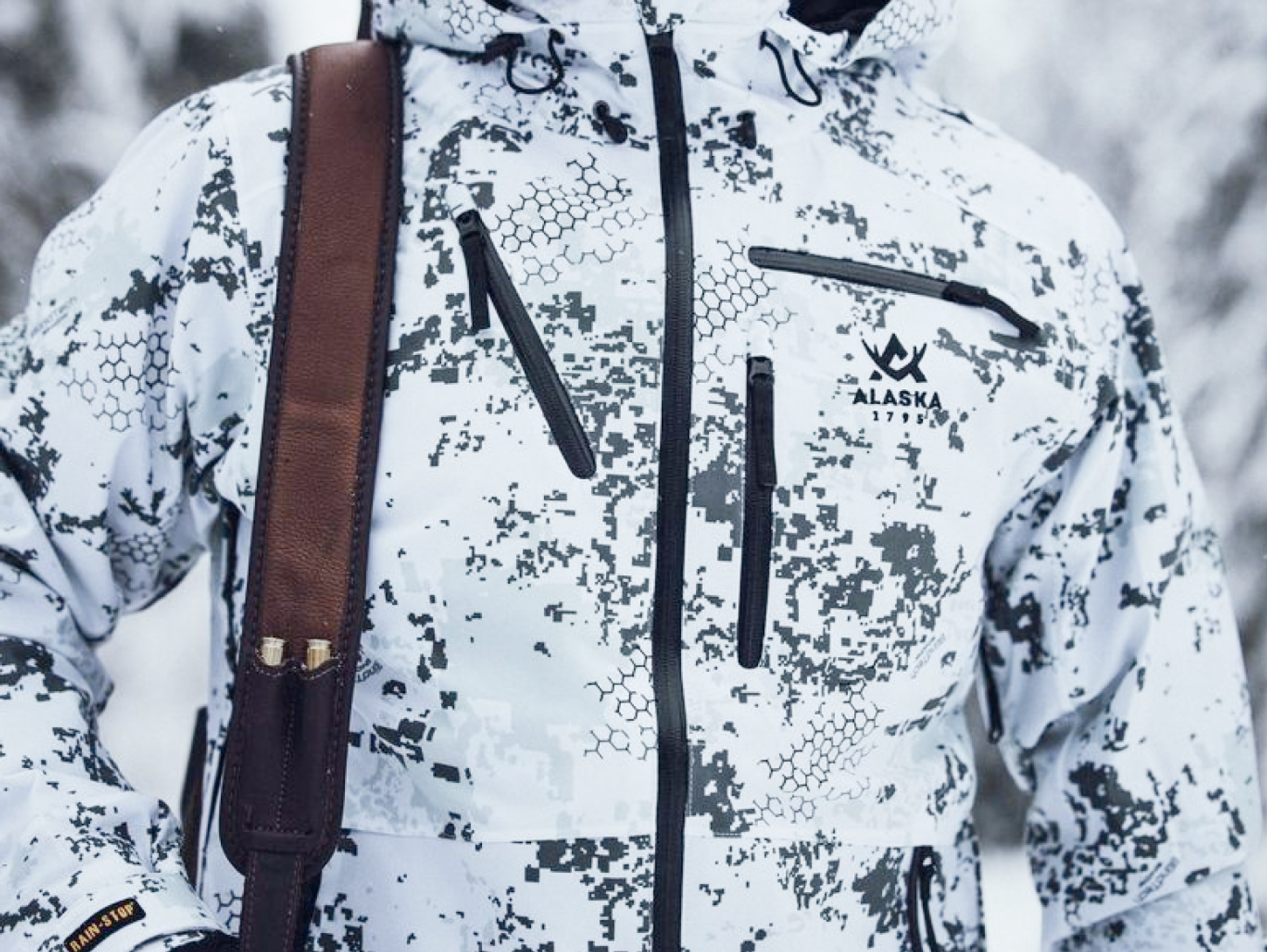 en jägare i snökamouflage