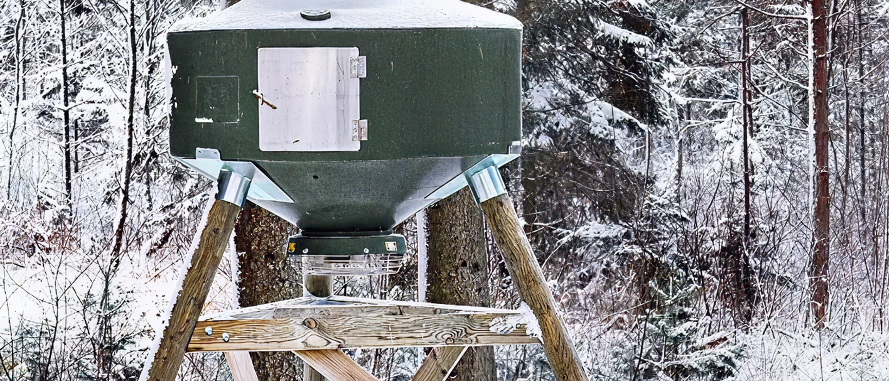 foderspridare på en snöig åtelplats