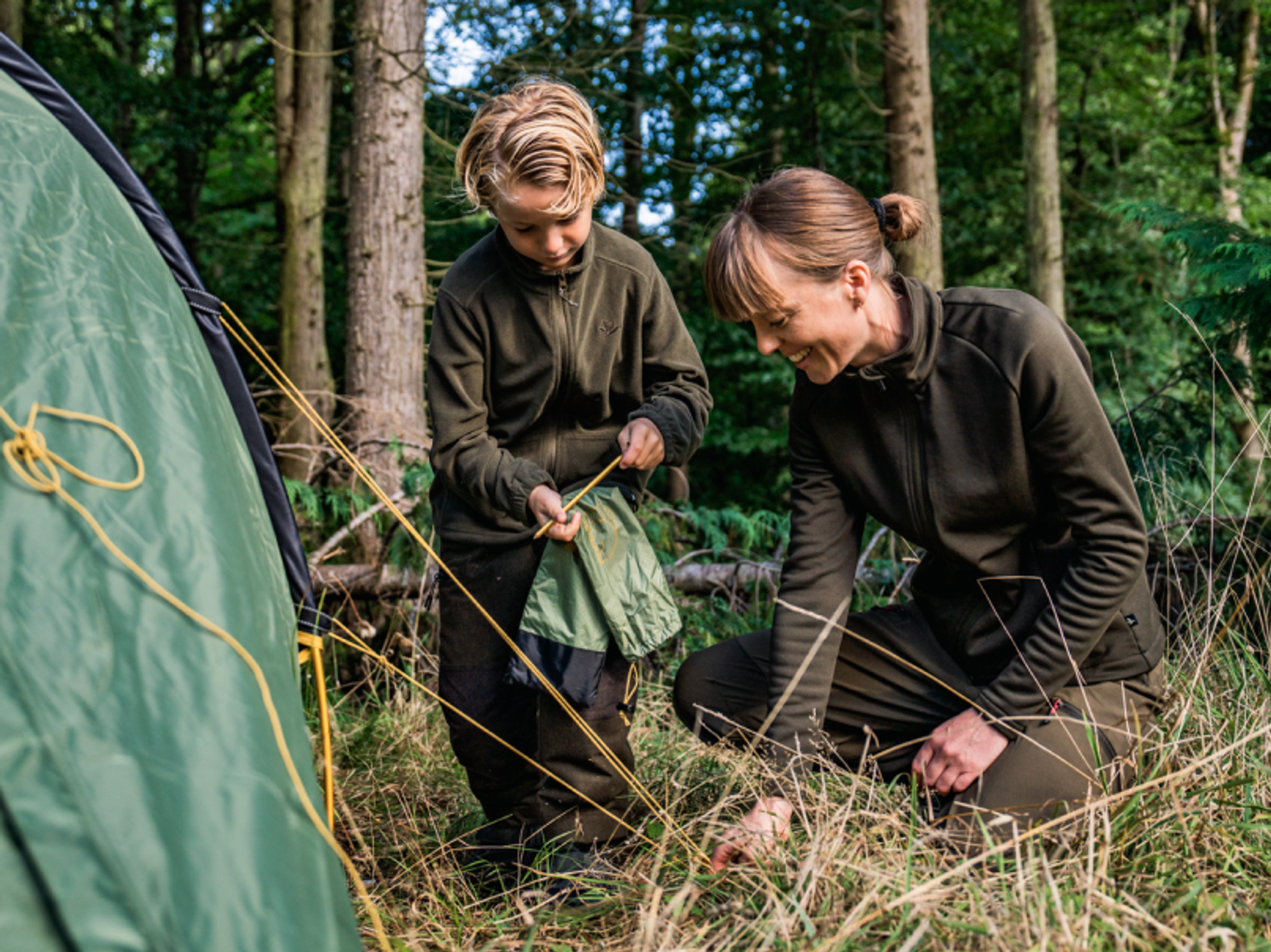 kvinna och barn som campar