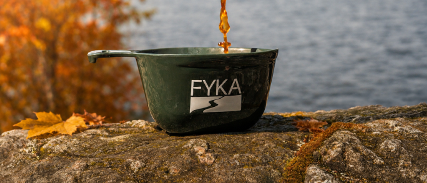 en kåsa som det hälls kaffe i