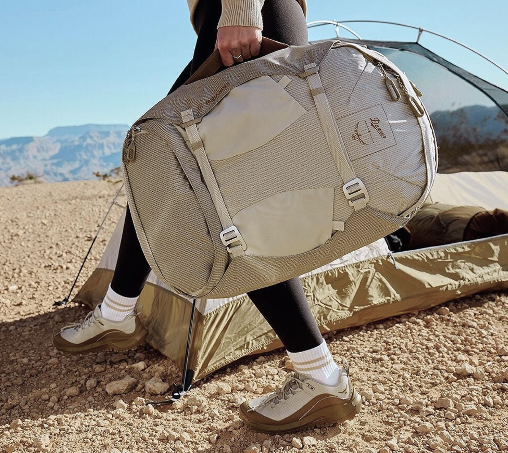 person som bär på en ryggsäck