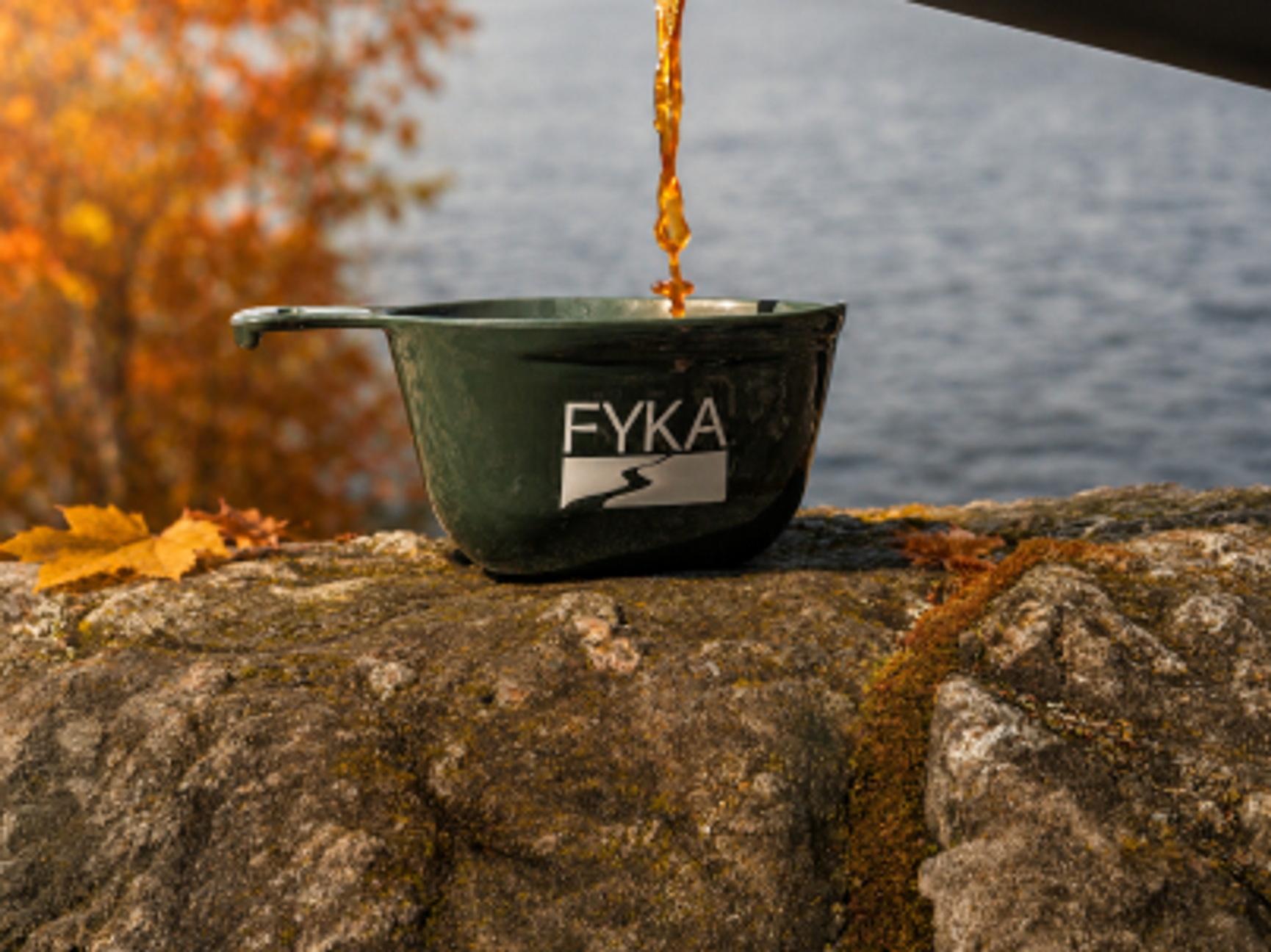 en kåsa som det hälls kaffe i