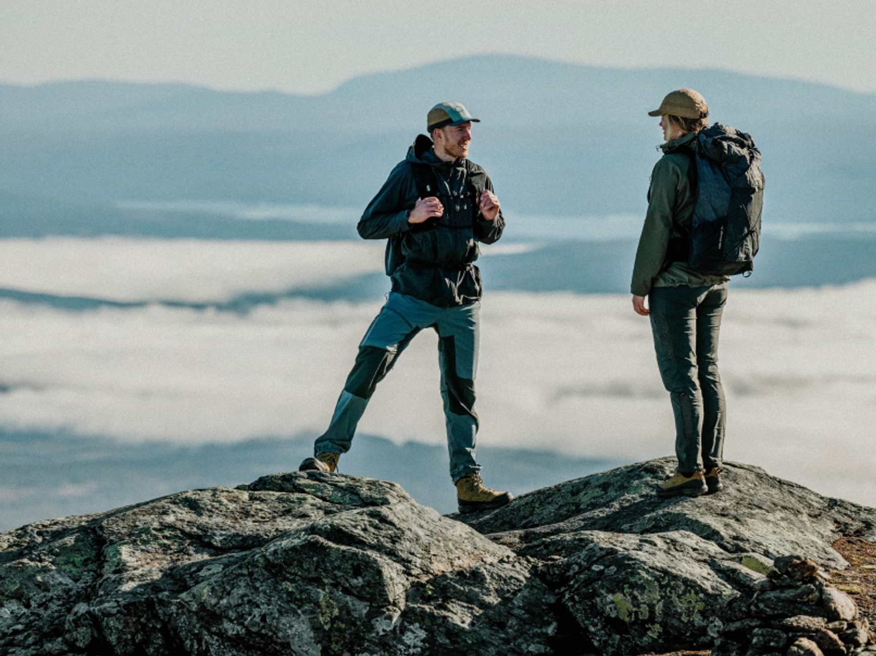 vandrare på en dimmig fjälltopp
