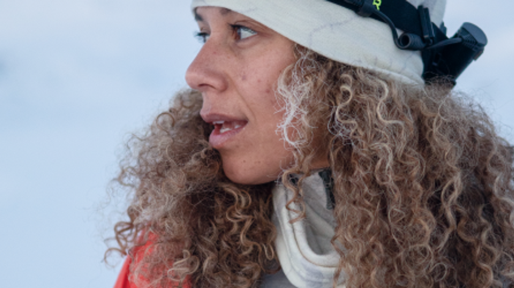 kvinna i vinterlandskap