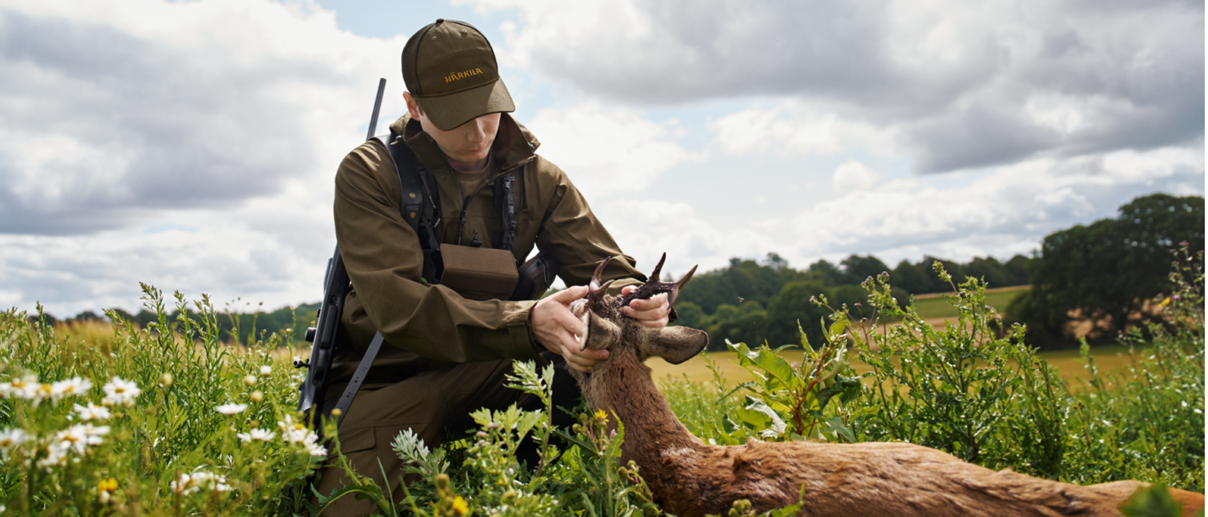 jägare som har skjutit en råbock