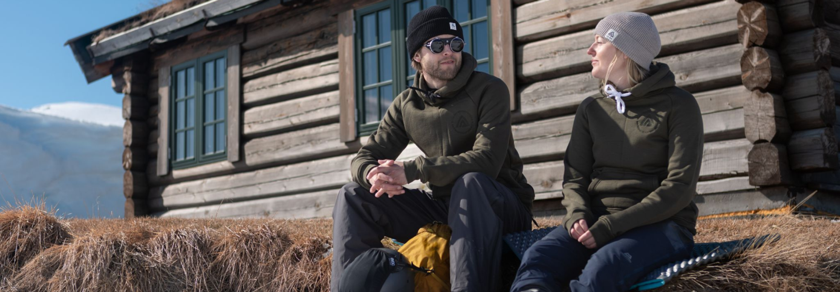 två personer vid en fjällstuga