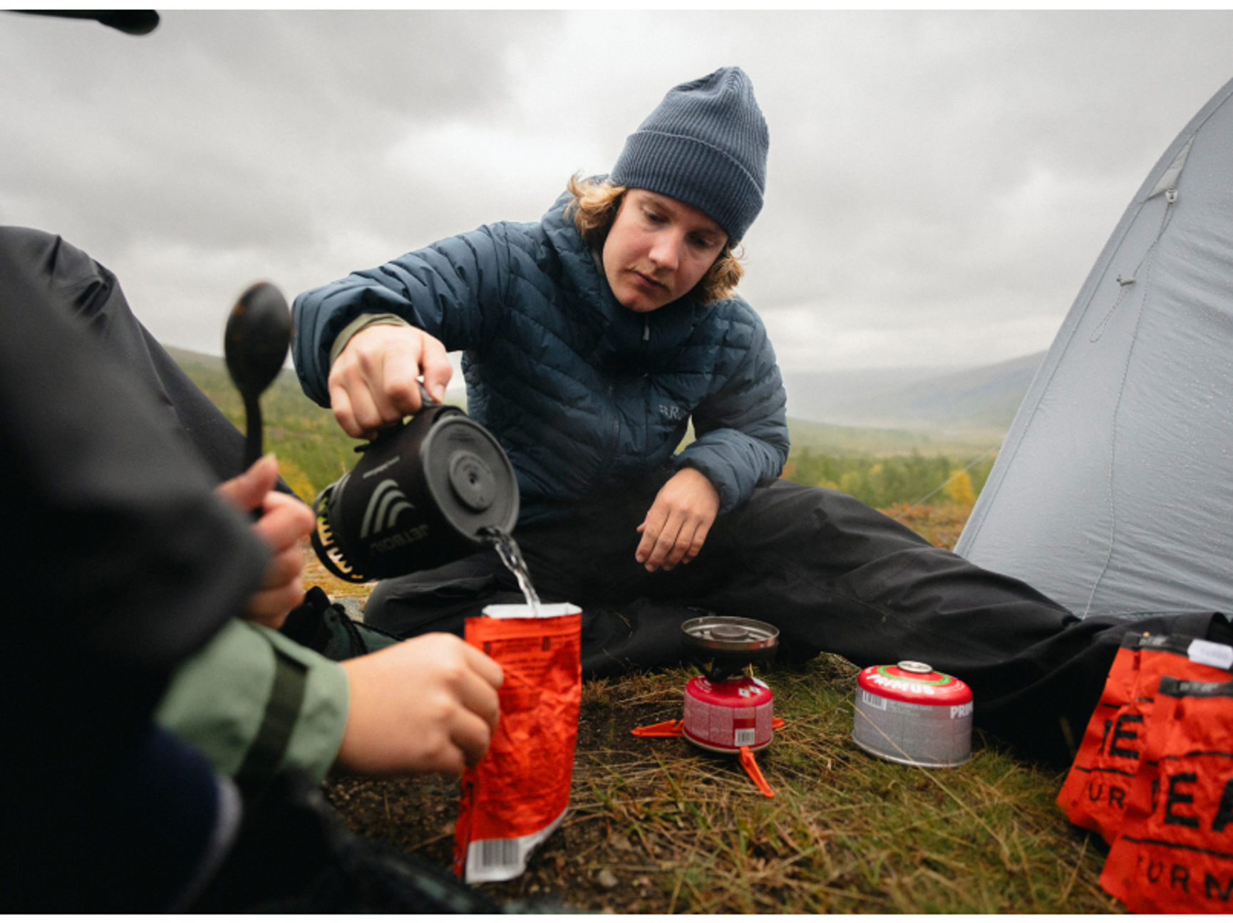 Lagar frystorkad mat vid tältet