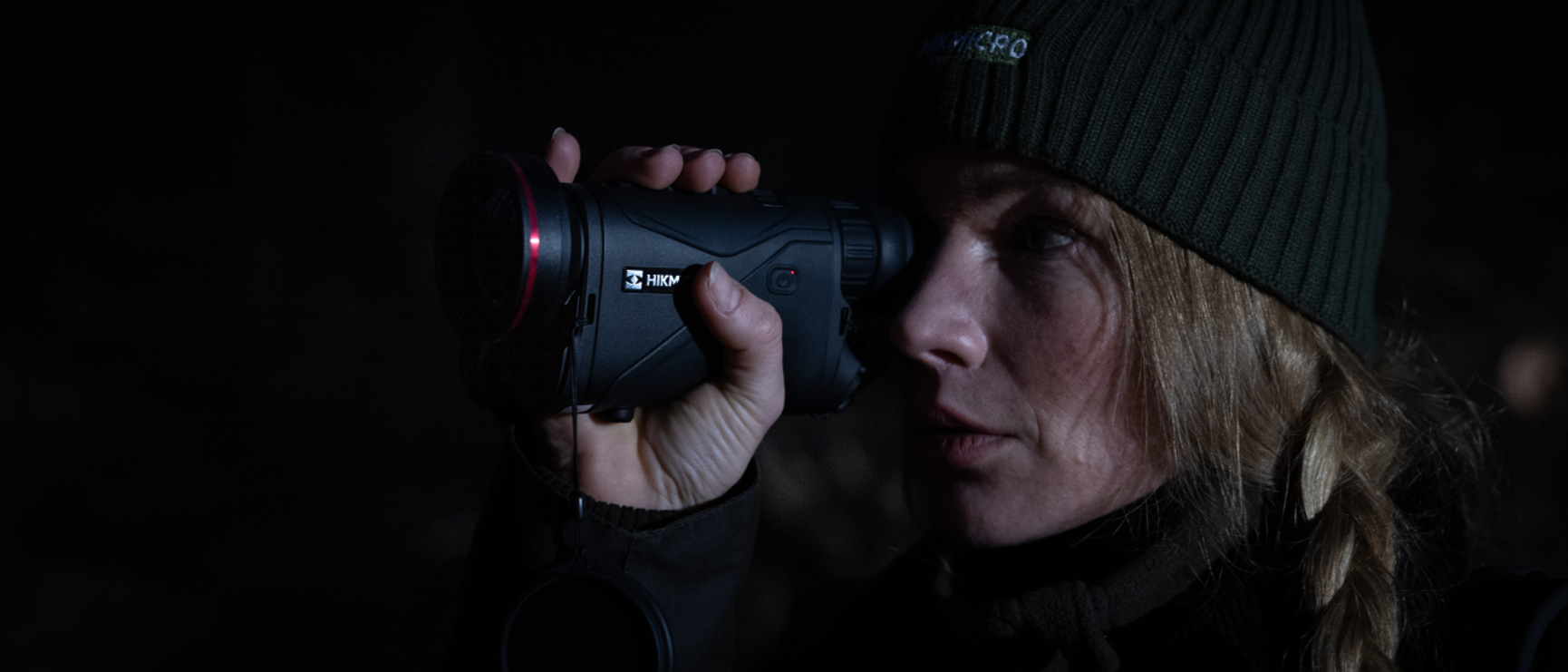 kvinna som tittar i termisk spotter
