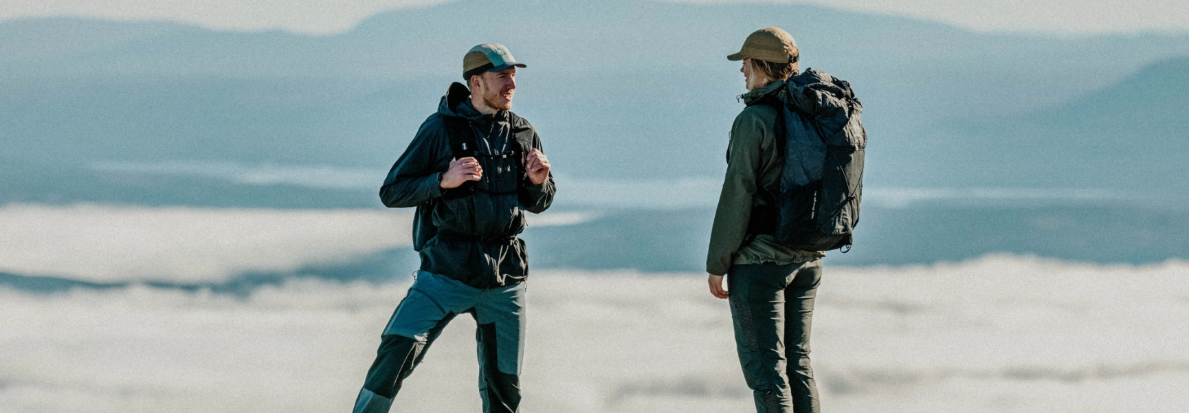 vandrare på en dimmig fjälltopp