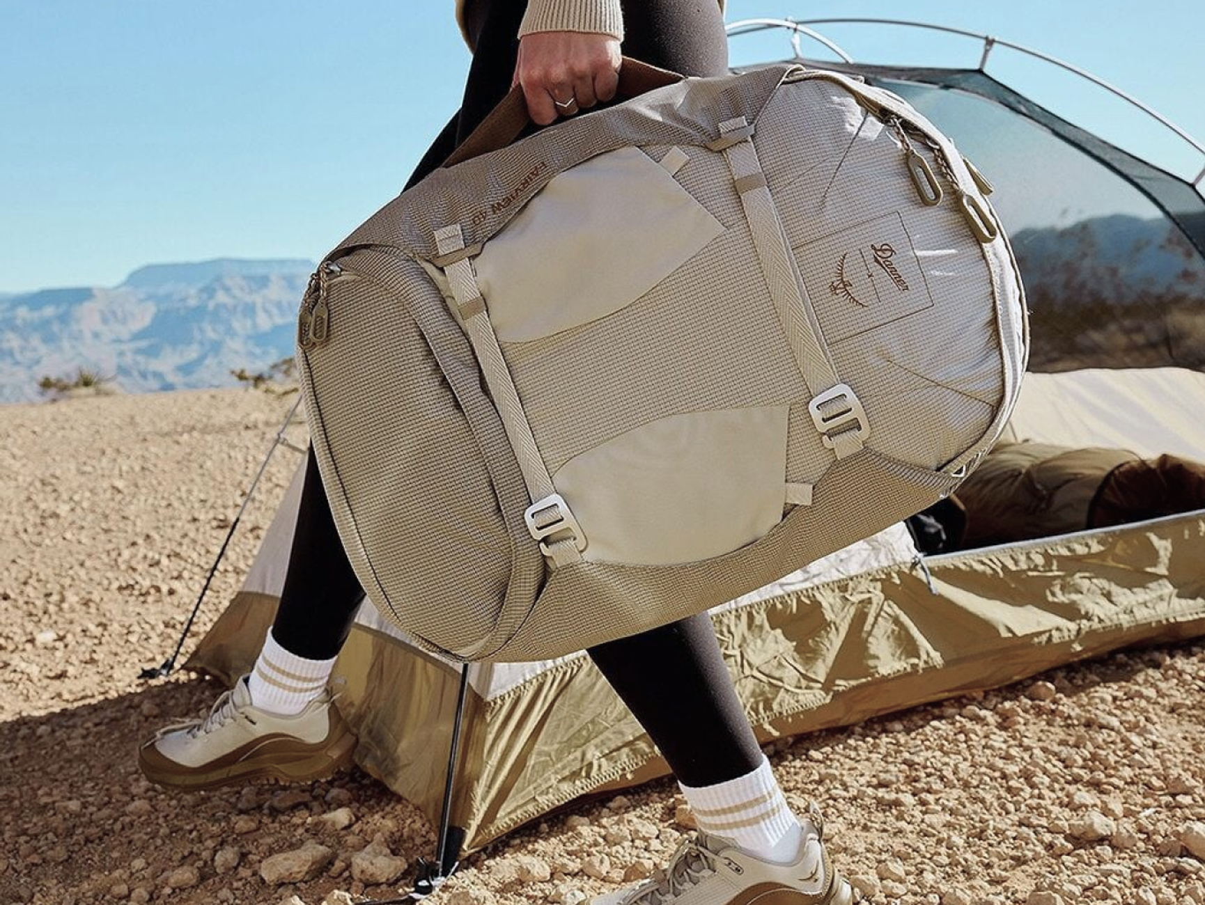 person som holder i en ryggsekk