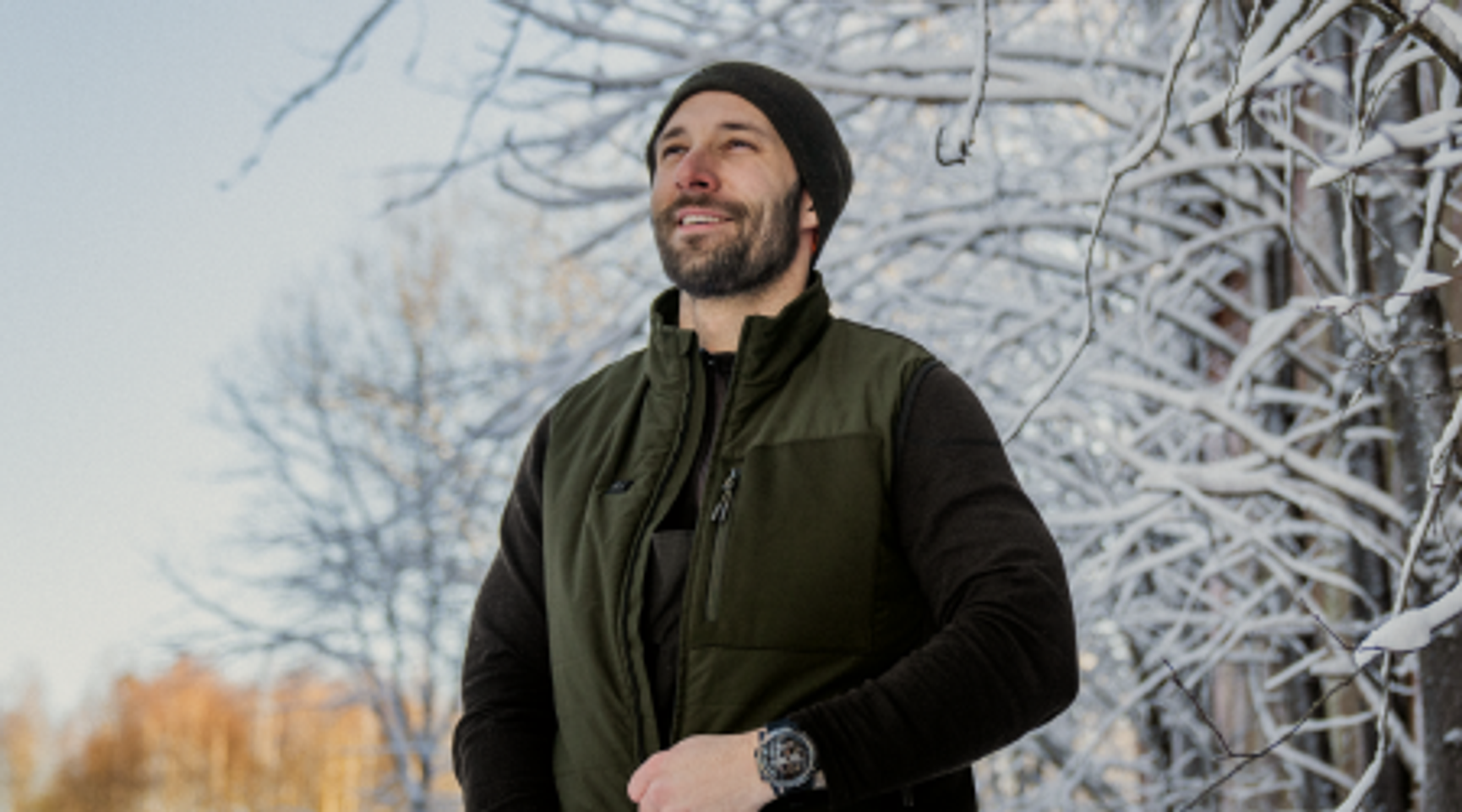 Man i vinterlandskap