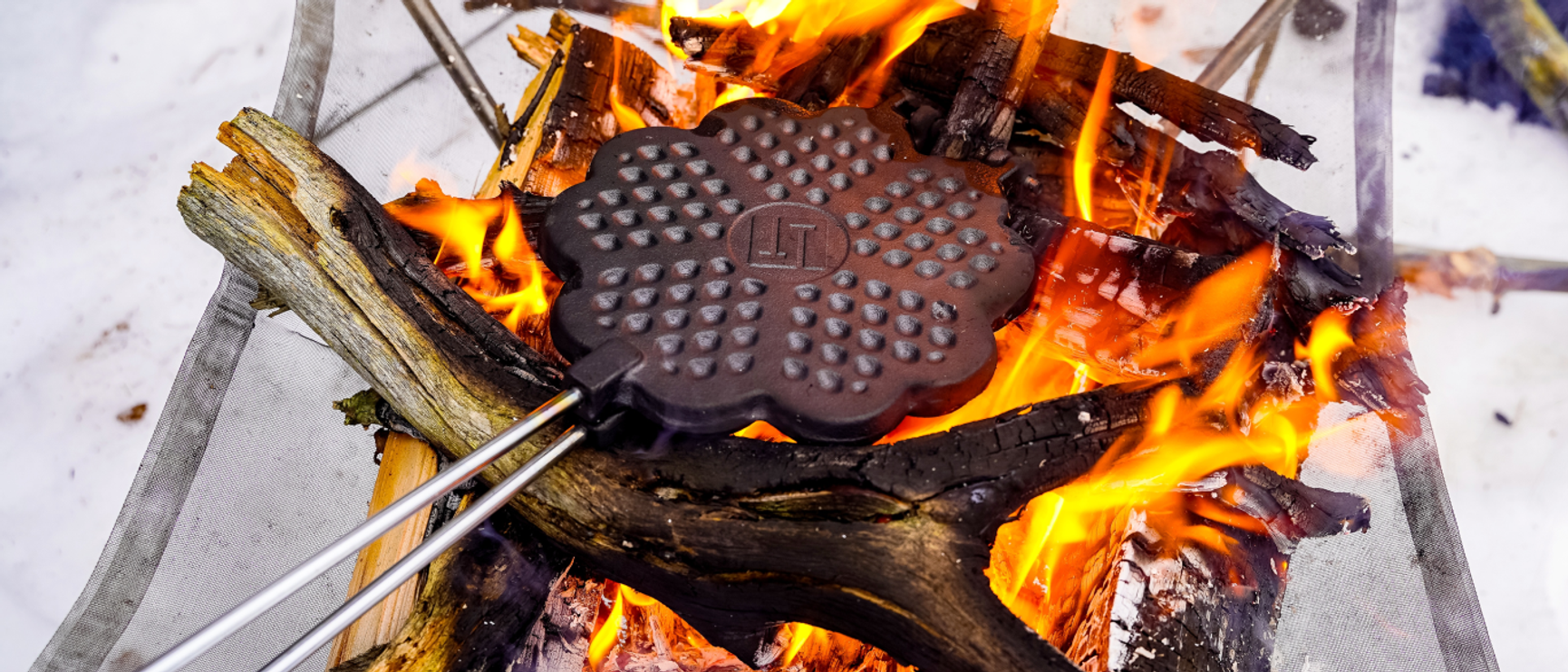 en hand som tar upp en kamera ur en outdoorryggsäck