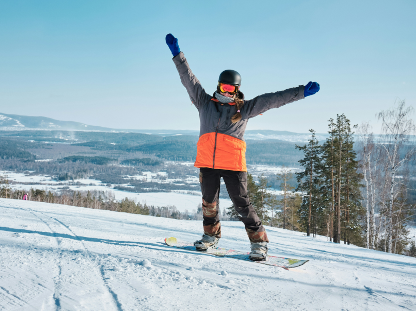 en snowboardåkare i en skidbacke