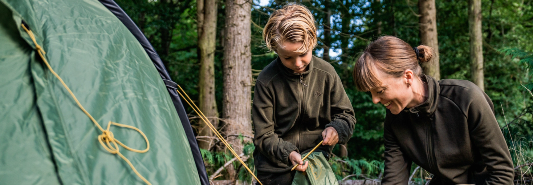kvinna och barn som campar