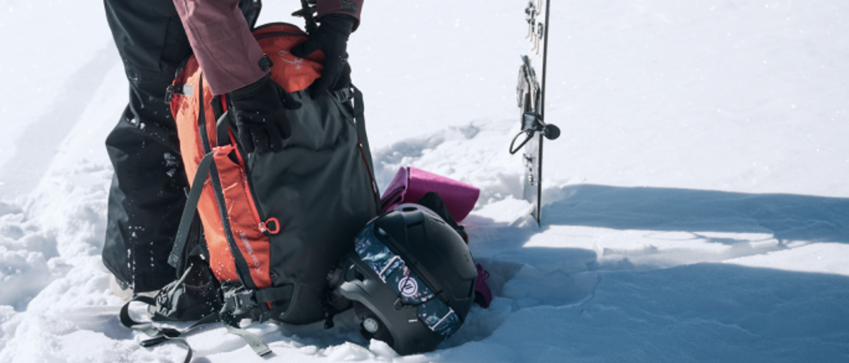 skidryggsäck i snön