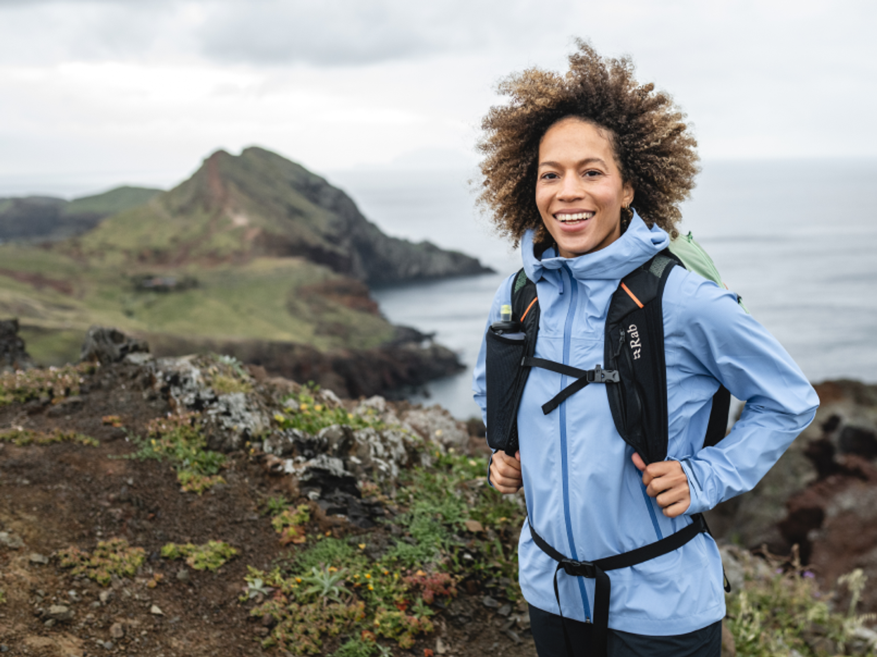 kvinna i skaljacka vid en fjord