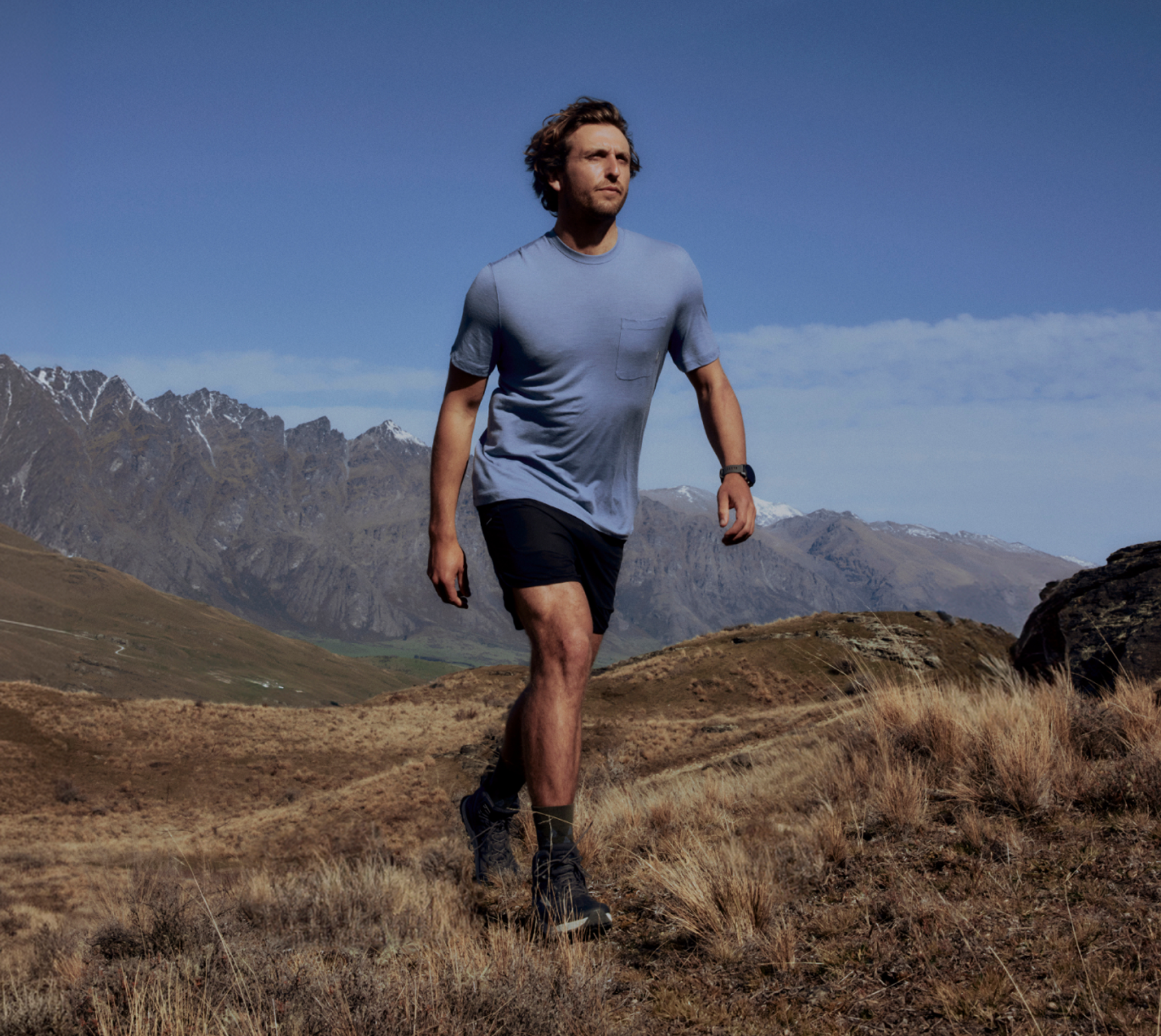 man som vandrar i fjällen