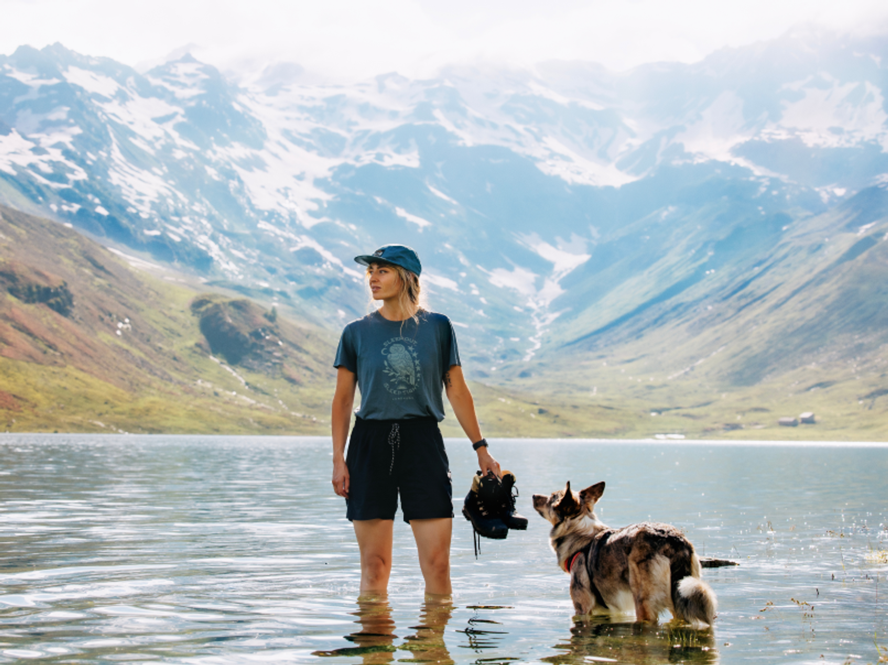 kvinna med hund i en fjällsjö