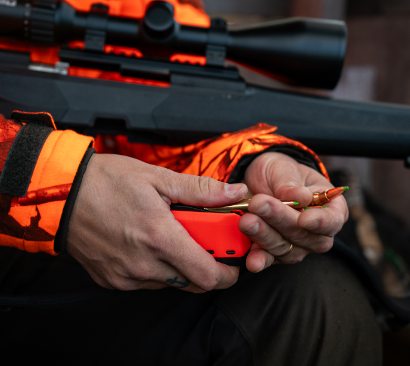 jägare som matar in ammunition i ett magasin