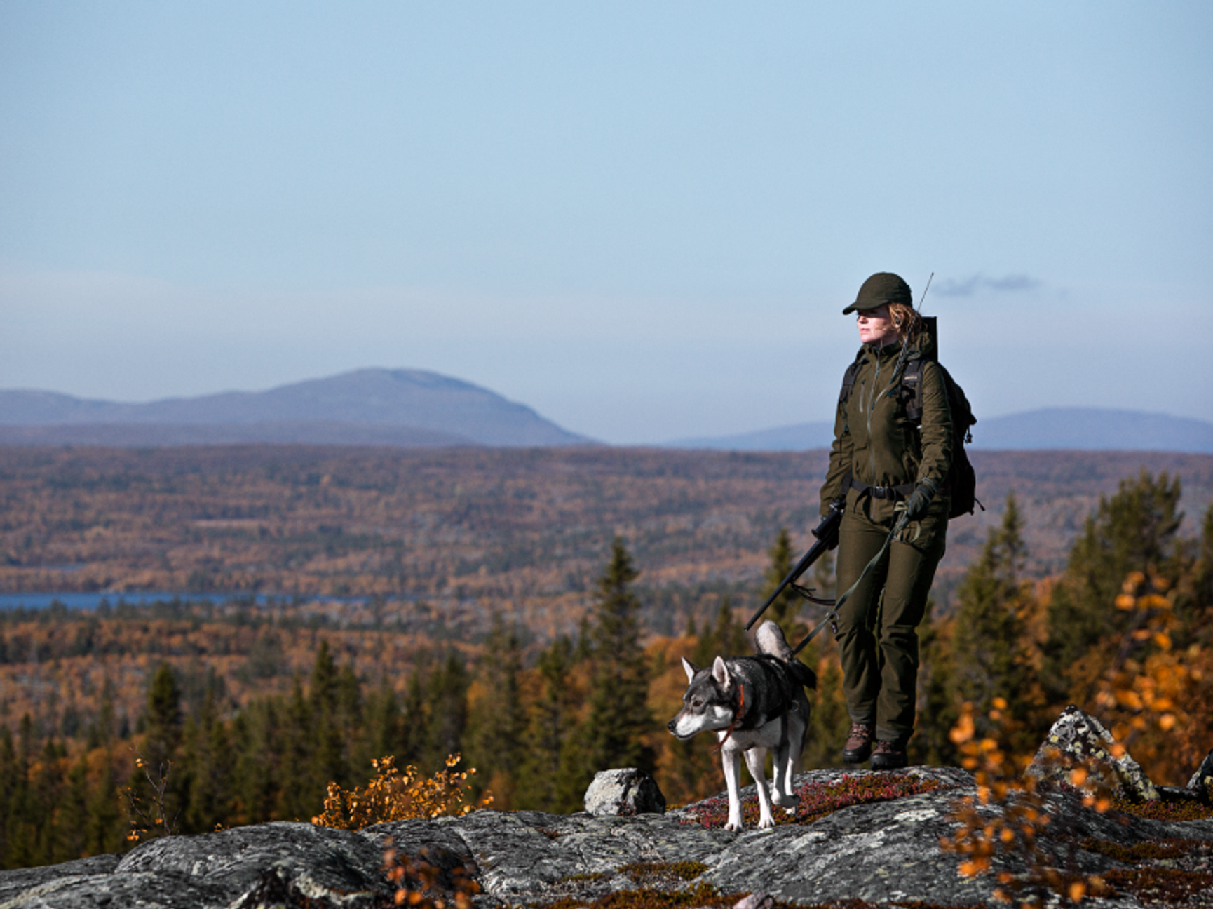 jeger med hund på fjellet