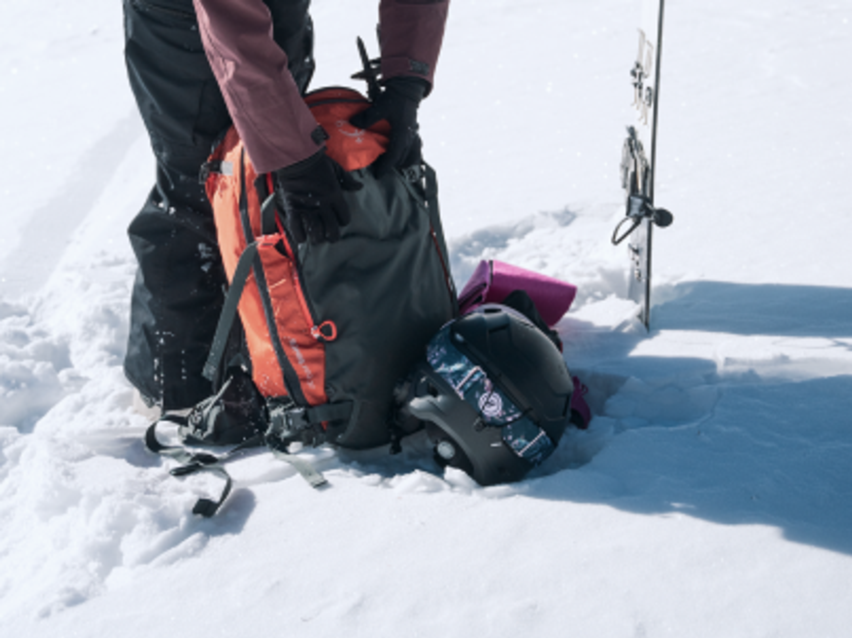 skidryggsäck i snön