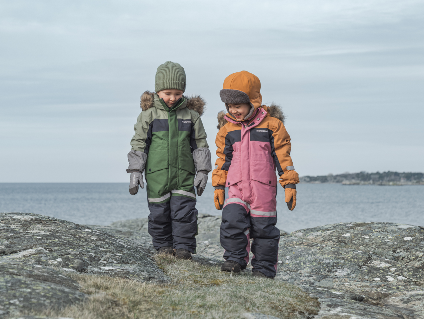 barn på klippe i kjeledresser 