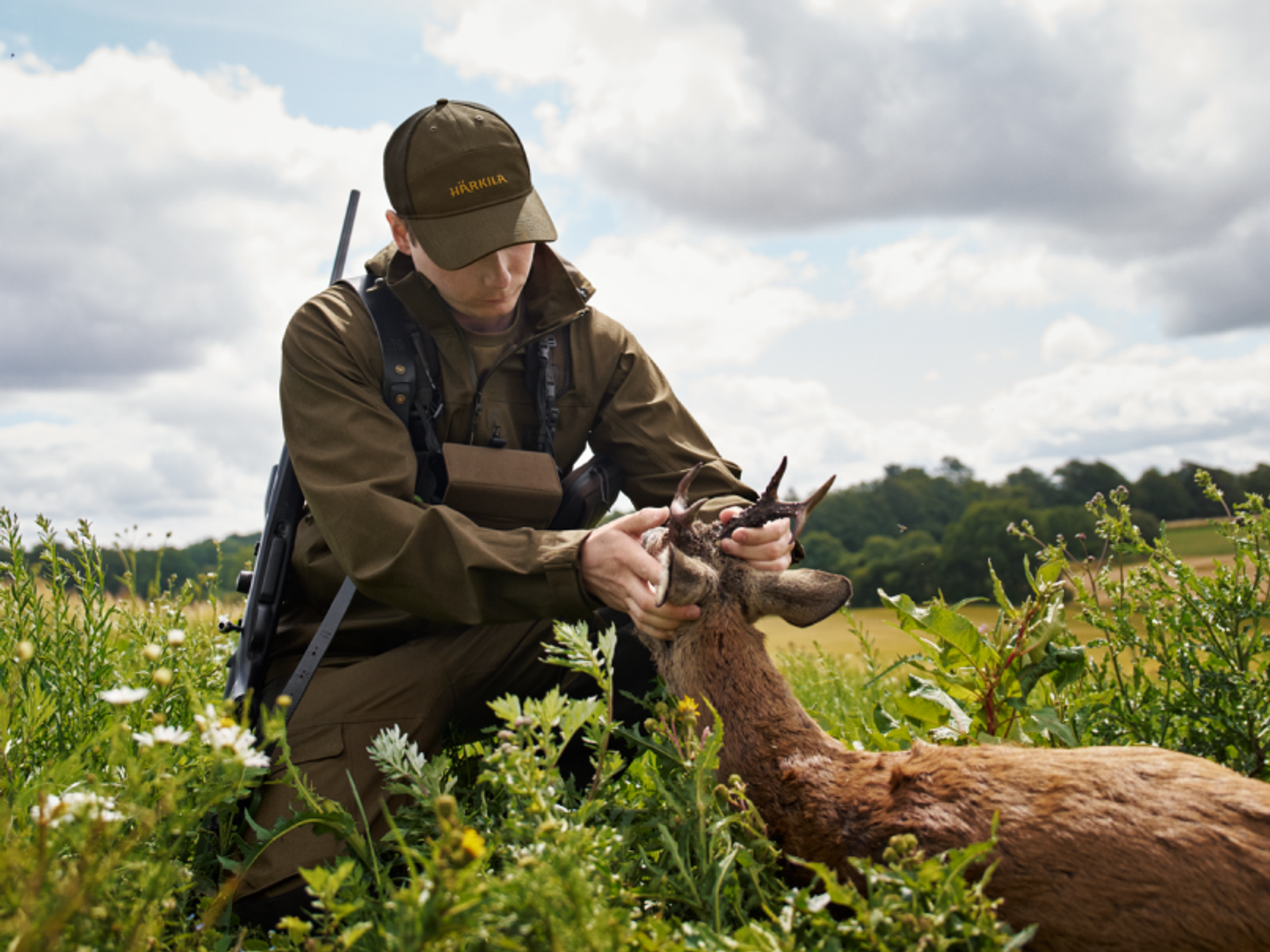 jägare som har skjutit en råbock