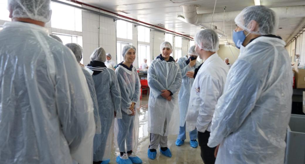 VIZITË STUDIMORE NË AZ GROUP LEZHË PËR TË KUPTUAR IMPAKTIN MJEDISOR DHE FILOZOFINË E EKONOMISË QARKULLUESE NË ZBATIM