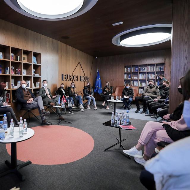 "Debating like a European"| Visit at Europe House| Alexis Hupin