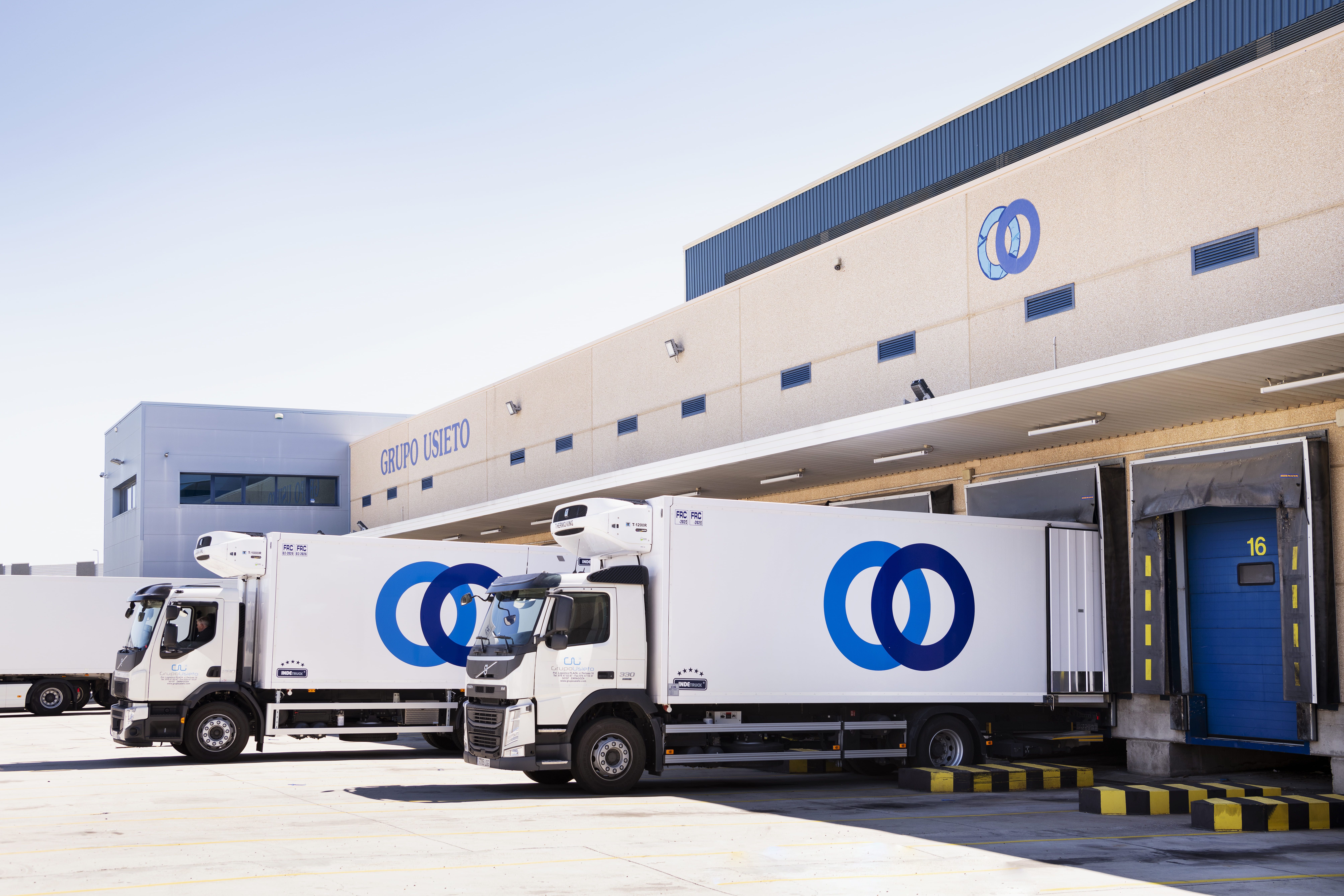 Mujer sosteniendo productos Grupo Usieto