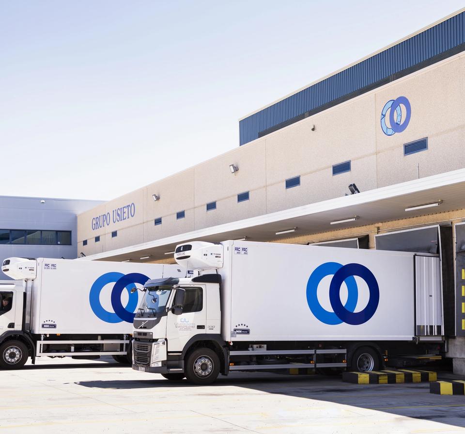 Mujer sosteniendo productos Grupo Usieto