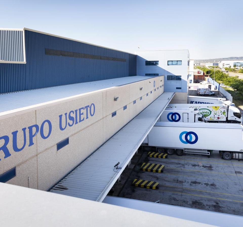 camiones Grupo Usieto saliendo de la nave