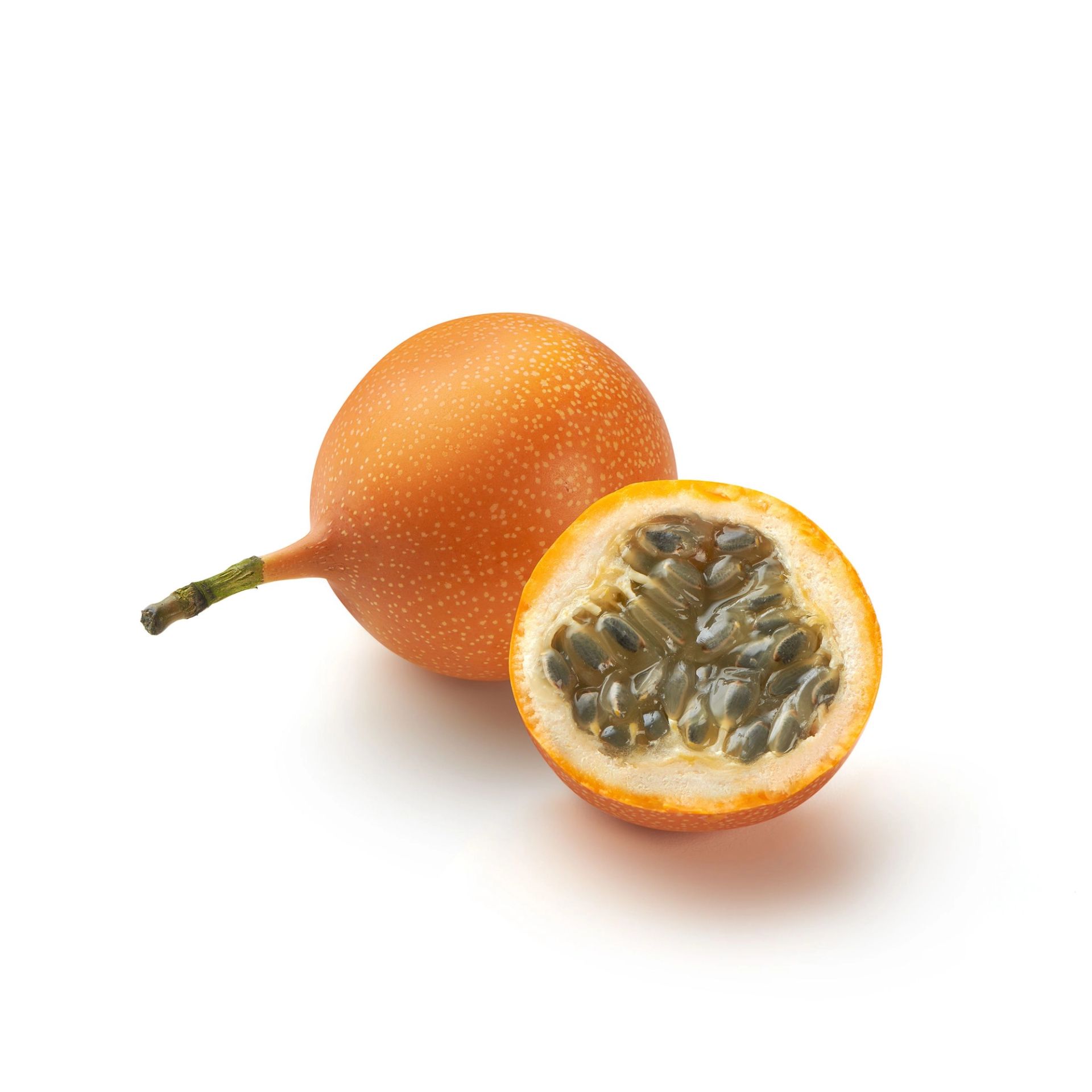 Granadilla, én hel og én delt i to, som viser geléaktig fruktkjøtt med svarte frø, plassert på hvit bakgrunn.