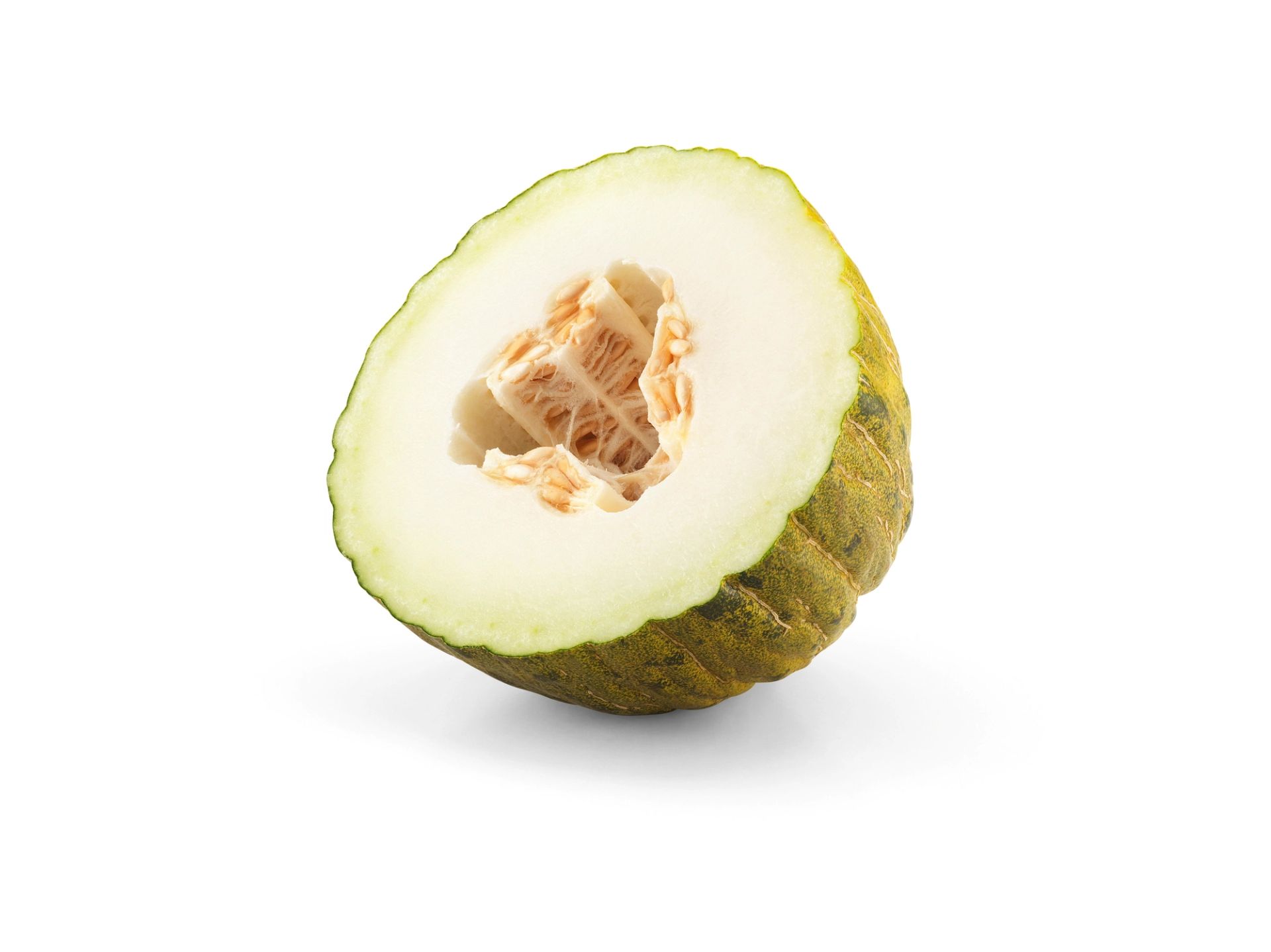 En halvert grønn‑skallet piel de sapo melon med lyst fruktkjøtt og synlige frø ligger med snittflaten vendt fremover mot en hvit bakgrunn