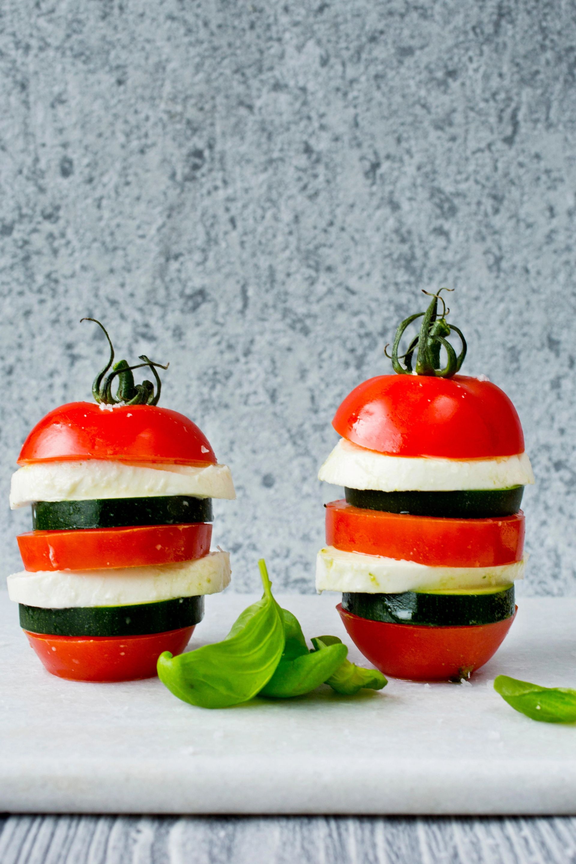 Plommetomat med mozzarella og squash