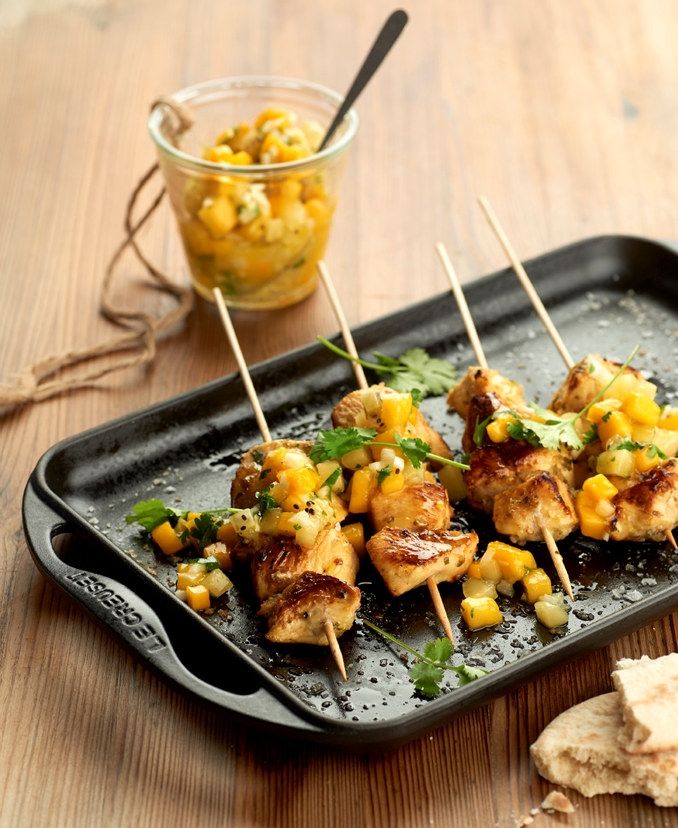 Kyllingspyd med gul kiwi og frisk mangosaus servert på stekebrett