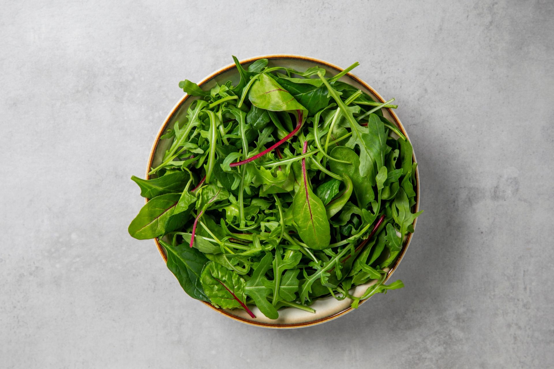 Skål med babyleaf mix.