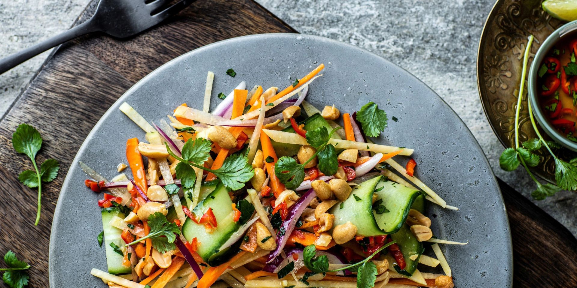 Gulrot- og kålrotsalat med asiatisk Thai-dressing, koriander, peanøtter og friske grønnsaker.