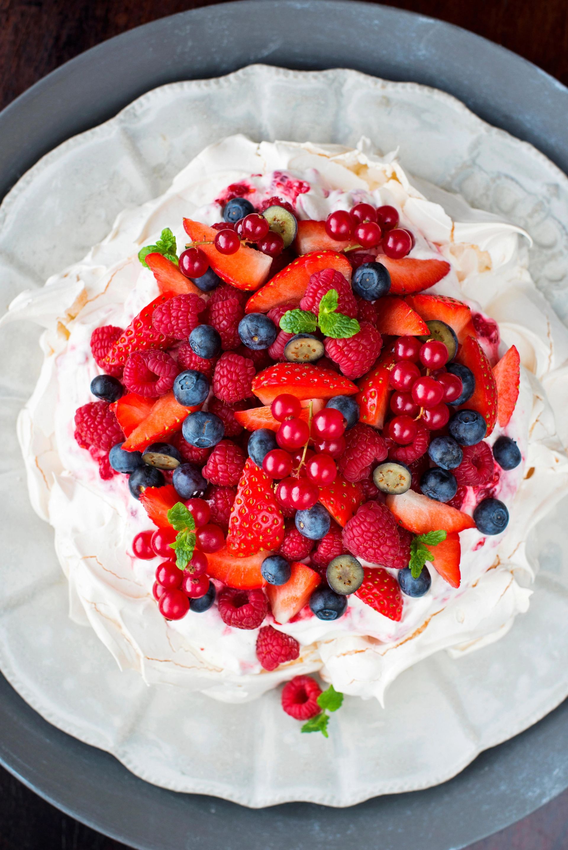 Pavlova med friske bær