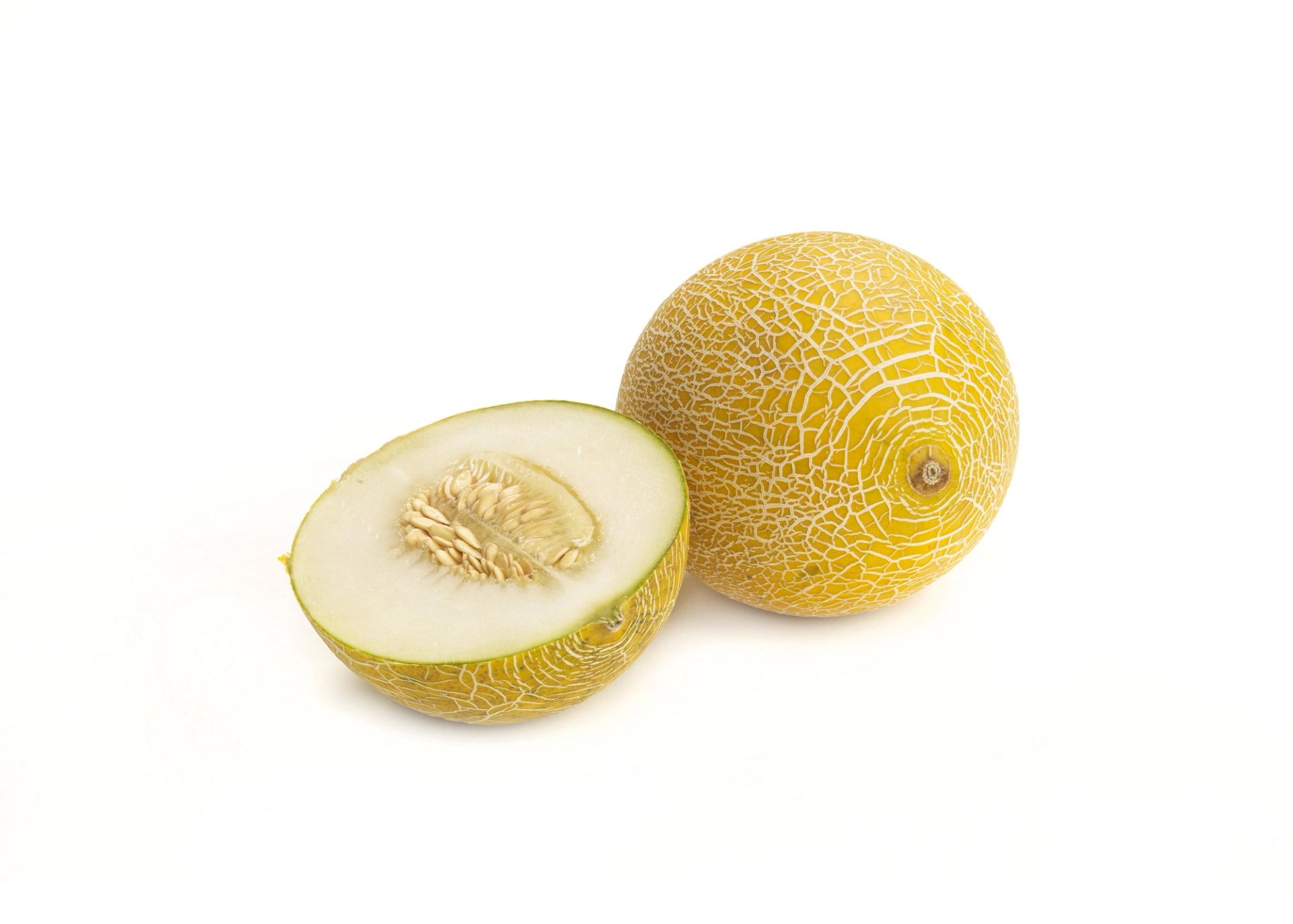 En hel gul galiamelon med nettmønstret skall ligger ved siden av en halvert galiamelon som viser den lyse fruktkjernen og frøene.