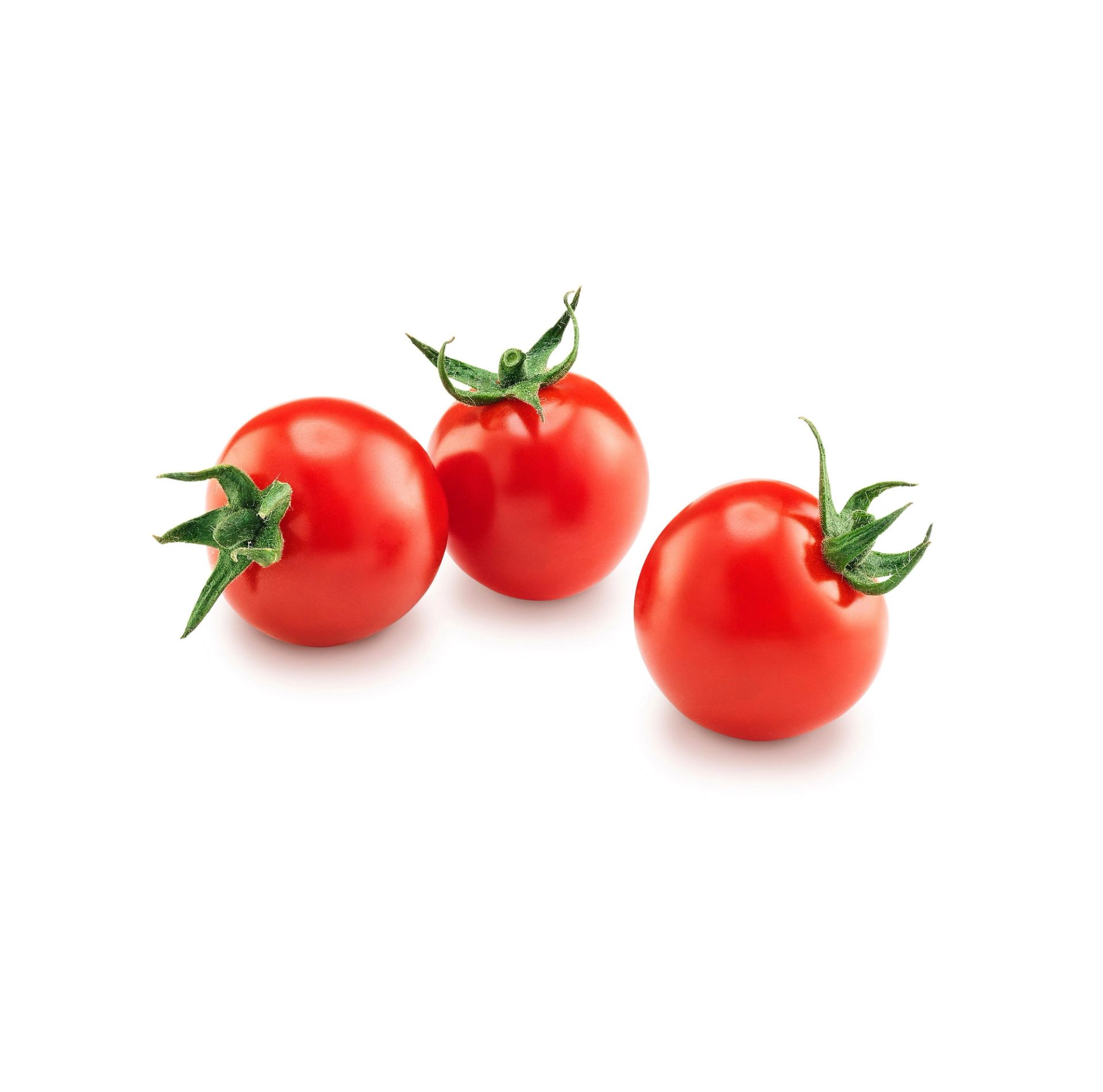 re røde cherrytomater med grønne stilkfestere liggende på en hvit bakgrunn.