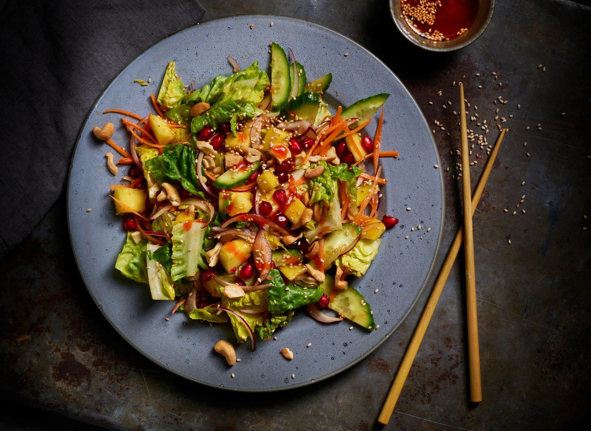Sprø salat med mango, granateple, agurk og gulrot toppet med chili- og mangodressing