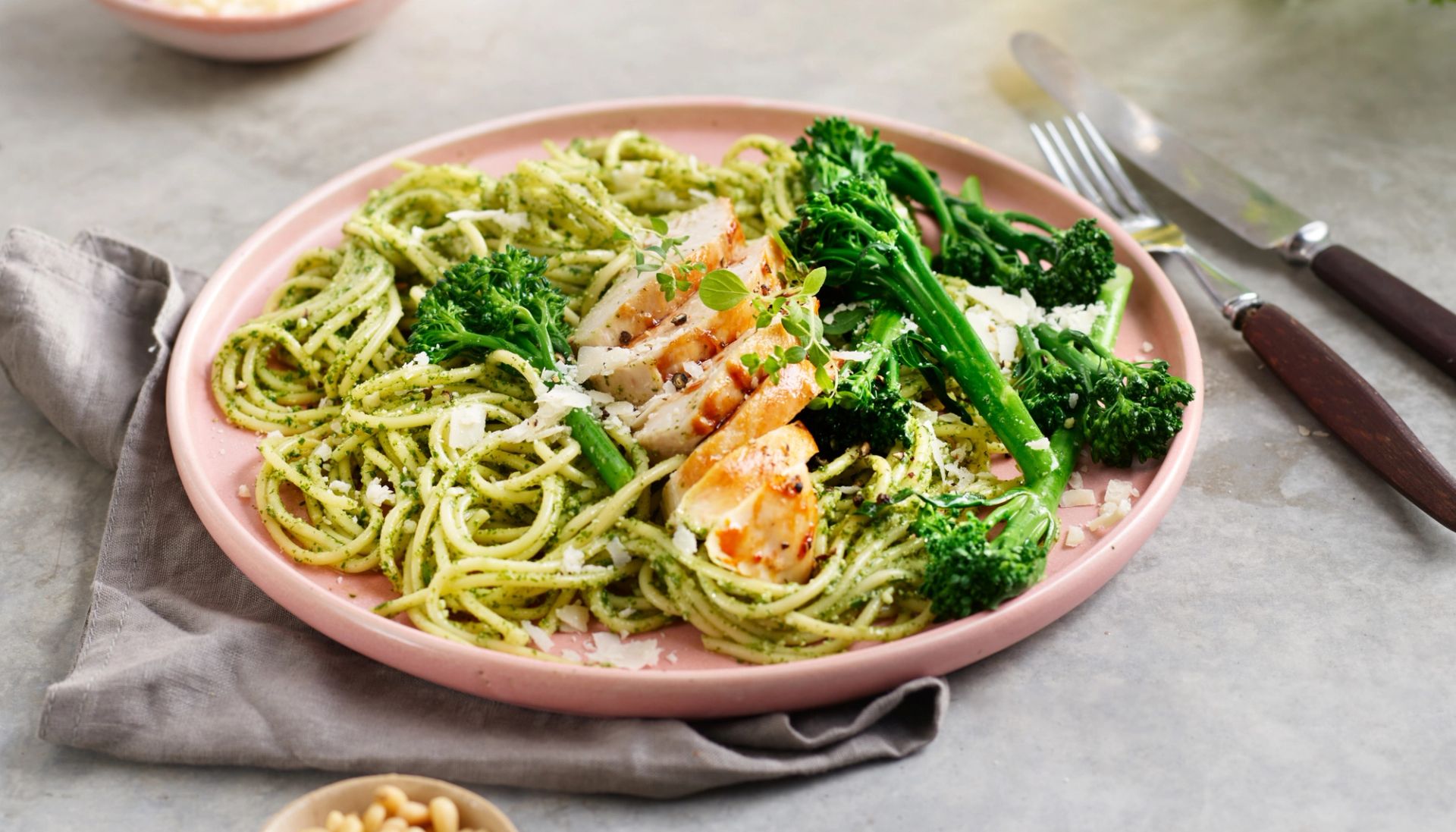 Pasta med brokkolini, saftig kylling og frisk rucculapesto servert i dyp tallerken