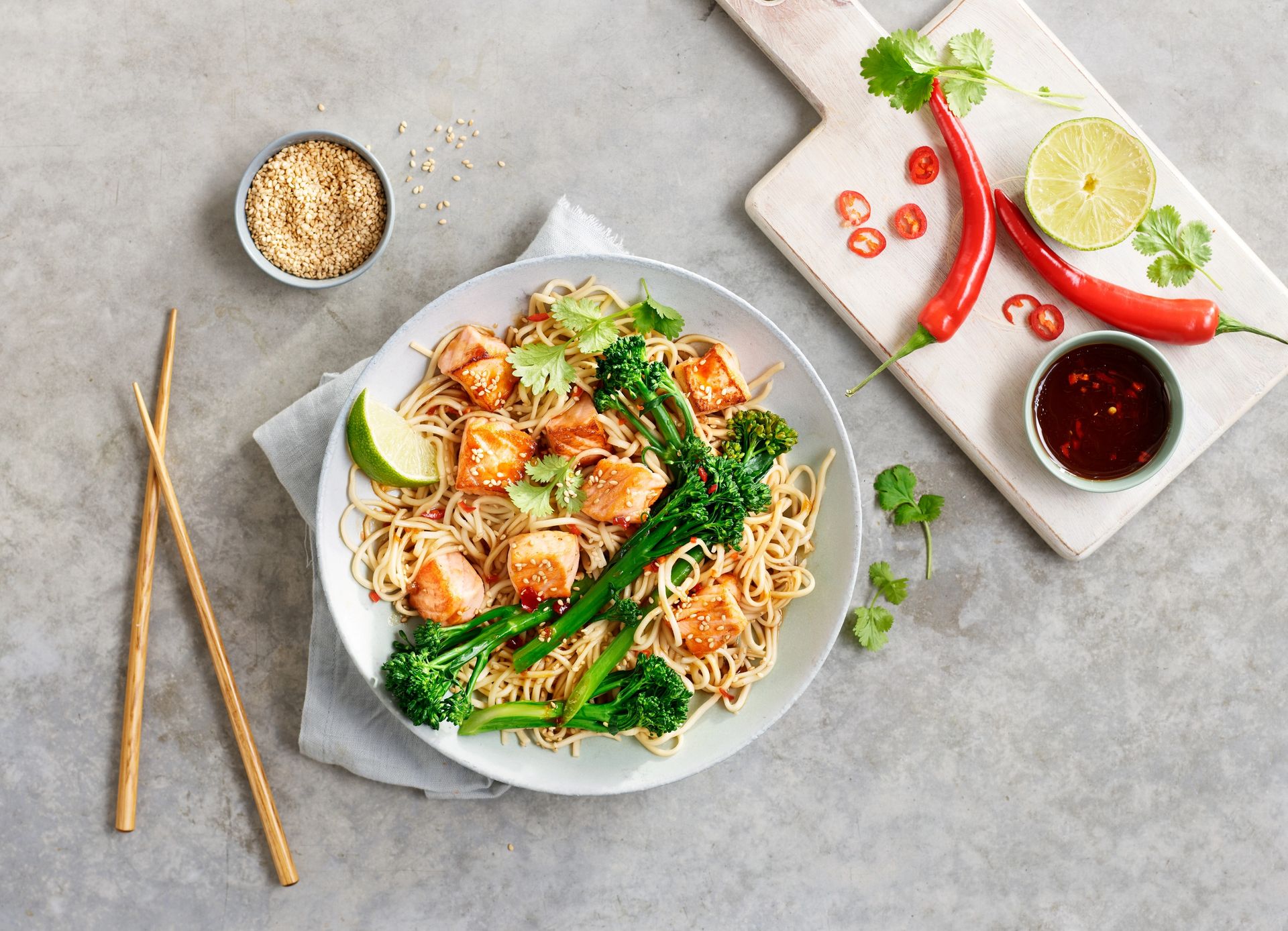 Brokkolini med laks Asian style – stekt laks, brokkolini og nudler med lime, koriander og chili.