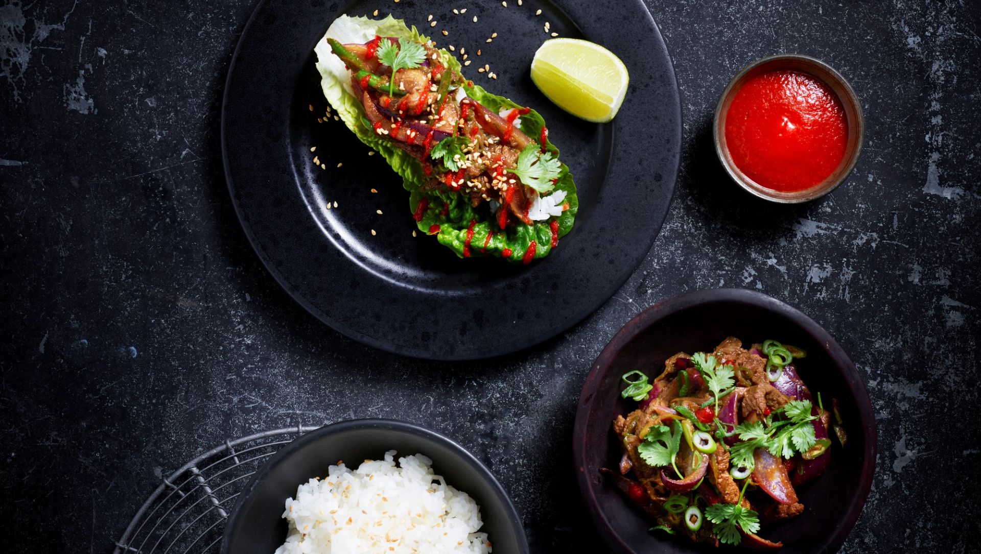 Bulgogi – koreansk biff med ris, sesamfrø og koriander servert med salat og chilisaus